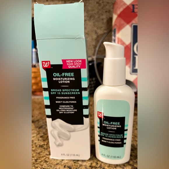 Walgreen’s Brand Oil-Free Moisturizing Lotion with SPF 15 Sunscreen - Picture 1 of 2
